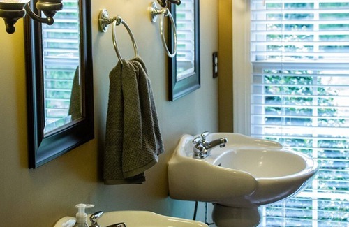 Mint Hill Cama Y Desayuno | King size bed on quiet wooded property, near 485