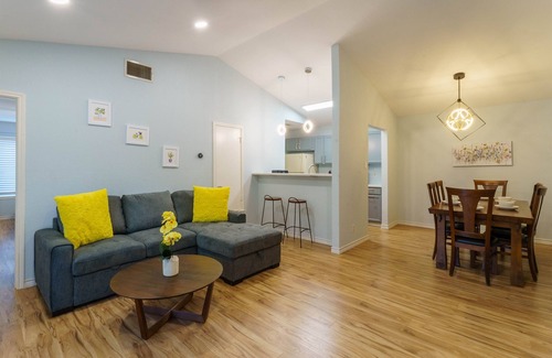 East Oak Hill Casa | King Suite, Family Friendly & Outdoor Pool Table