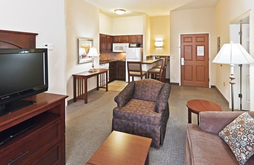 Oklahoma City Condominio | Suite King accesible para personas con discapacidad auditiva cerca del centro comercial Quail Springs | Desayuno diario GRATIS