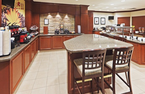 Oklahoma City Condominio | Suite King accesible para personas con discapacidad auditiva cerca del centro comercial Quail Springs | Desayuno diario GRATIS