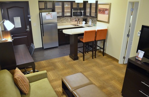 Longview Condominio | Suite King. Desayuno gratis. Piscina cubierta y bañera de hidromasaje. A 15 minutos del centro de convenciones Maude Cobb.