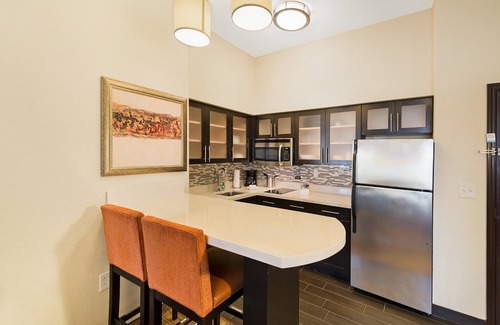 Longview Condominio | Suite King. Desayuno gratis. Piscina cubierta y bañera de hidromasaje. A 15 minutos del centro de convenciones Maude Cobb.