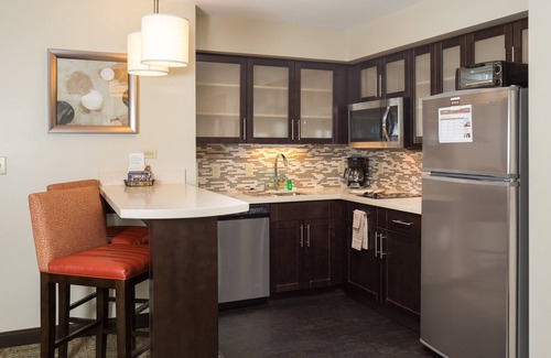 Corona Apartamento | King Suite. Free Breakfast. Pool & Hot Tub. Gym. Great for Business Travelers!