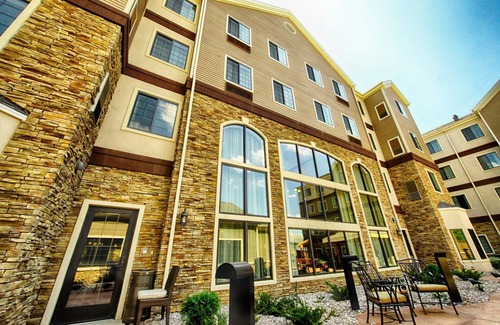 Minot Condominio | Suite King. Desayuno gratis. Piscina y jacuzzi. Gimnasio. ¡Cerca de la base de la Fuerza Aérea Minot!