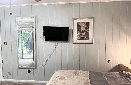 East Point Casa | King Suite - Hot Tub - Mini Fridge Room 7