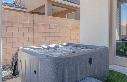 Ranchito Casa | King suite, Jacuzzi, game room, brand new home.