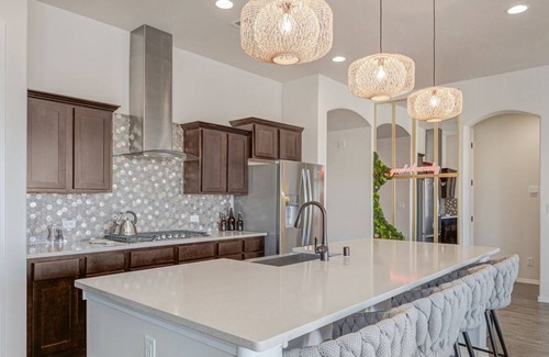 Ranchito Casa | King suite, Jacuzzi, game room, brand new home.