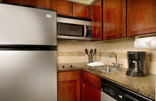 Linthicum Heights Condominio | Cerca del aeropuerto BWI de Baltimore | Desayuno gratuito + piscina al aire libre + bañera de hidromasaje