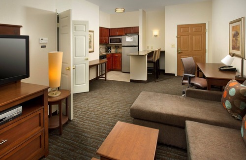 Linthicum Heights Condominio | Cerca del aeropuerto BWI de Baltimore | Desayuno gratuito + piscina al aire libre + bañera de hidromasaje