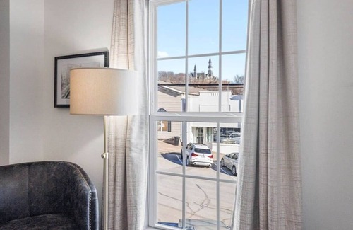 Parkville Apartamento | King Suite on Main Stay & Relax|Coffee & Shopping