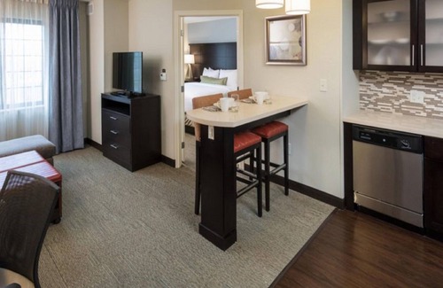 Wichita Falls Apartamento | King Suite w/ Fitness Center | Business Travelers