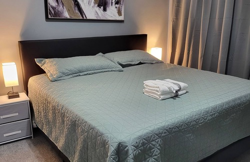 Old North Columbus Apartamento | king Suite1-bedroom with AC, WiFi in brilliant Columbus, black-out curtain