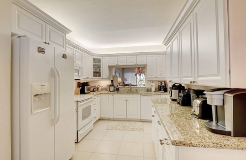 Kings Lake Condominio | Kings Lake First Floor Corner Condo with 2 Lanais and Walk to the Community Pool