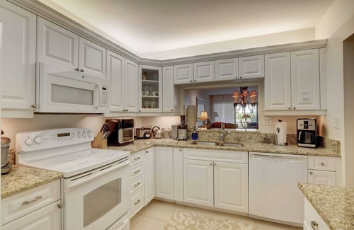 Kings Lake Condominio | Kings Lake First Floor Corner Condo with 2 Lanais and Walk to the Community Pool