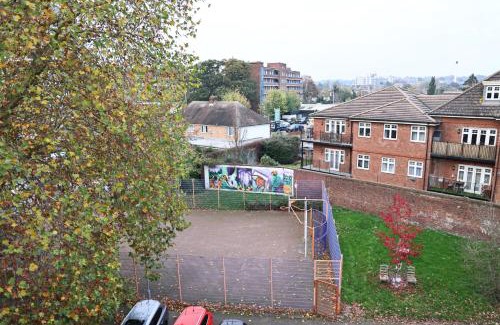 Norbiton Apartamento | Kingston Duplex Sleeps 8 Balcony Parking & Wi-Fi