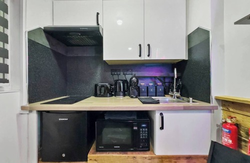 Rhondda Cynon Taff Cabina | Kinky Kabin w/ Hot Tub, Sauna and Rooftop Garden