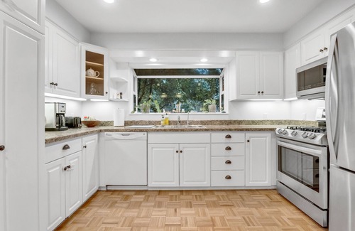 North Rose Hill Casa | Kirkland Luxury Getaway with Backyard & Workspace!