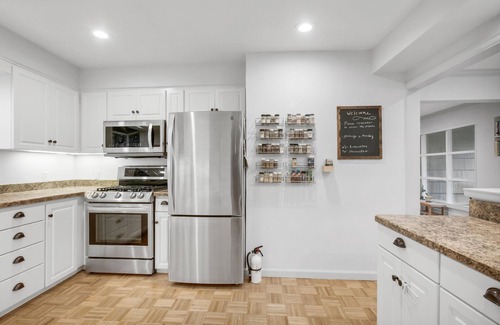 North Rose Hill Casa | Kirkland Luxury Getaway with Backyard & Workspace!