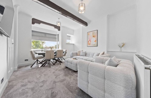 Coatbridge Casa | Kirkstyle Cottage - Luxury 4 bedroom home
