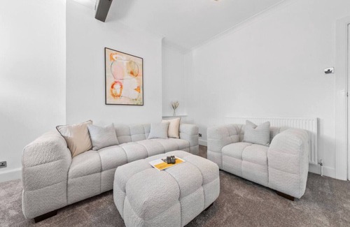 Coatbridge Casa | Kirkstyle Cottage - Luxury 4 bedroom home