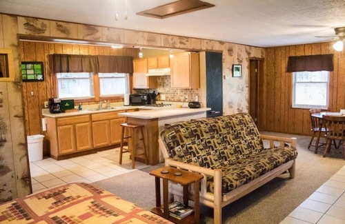 Triumph Cabina | Kishauwau's Starved Rock Area Cabins - Studio Bridge Cabin