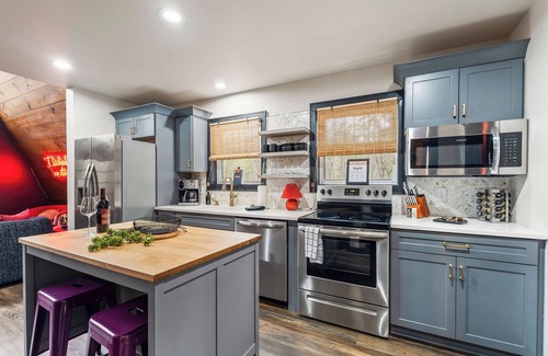 Blue Ridge Cabina | Kiss & Don’t Tell - A Red Room Escape for Two