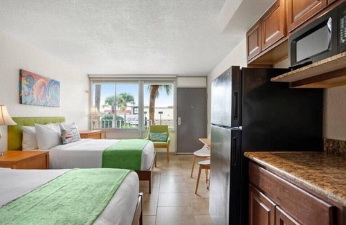 Historic Downtown Kissimmee Hotel | Kissimmee Spacious Suite with Pool & Fitness Center