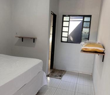 Trindade Casa | kitinete -01 quarto com cama de casal, banheiro privativo