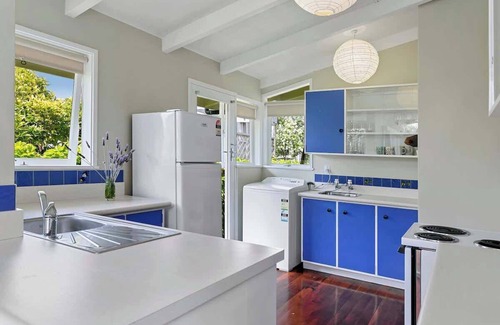 Rainbow Point Casa | 79 Rainbow · Kiwiana Cottage 1 minute walk to the lake