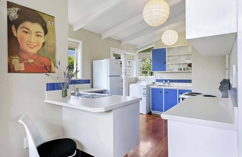 Rainbow Point Casa | 79 Rainbow · Kiwiana Cottage 1 minute walk to the lake
