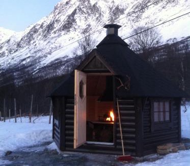 Lyngen Casa | Kjelkebakken gård 2.