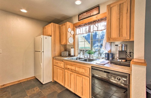 Klamath Falls Cabina | Klamath Falls Cabin Retreat w/ Deck & Grill!