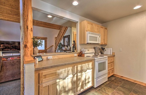Klamath Falls Cabina | Klamath Falls Cabin Retreat w/ Deck & Grill!
