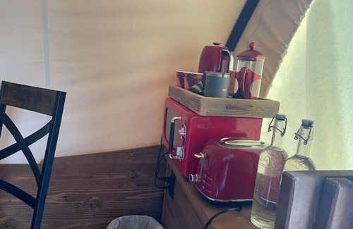 Salmon Cabina | Klondike “Conestoga” Wagon at J&J Cabins