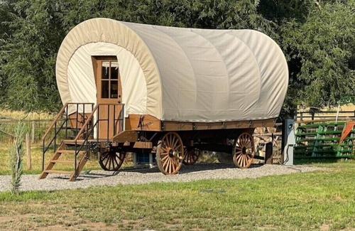 Salmon Cabina | Klondike “Conestoga” Wagon at J&J Cabins