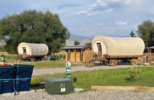 Salmon Cabina | Klondike “Conestoga” Wagon at J&J Cabins