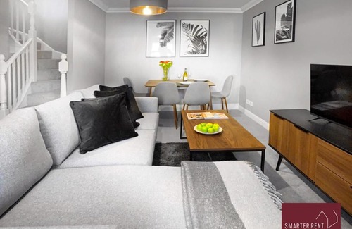 Knaphill Apartamento | Knaphill - 2 Bedroom House - With Parking