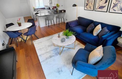 Knaphill Casa | Knaphill - 2 Bedroom Terrace House - With Garden