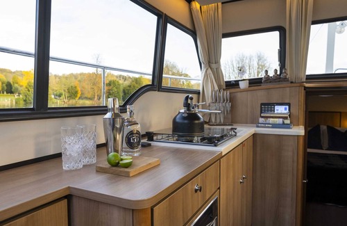 Henley Alquiler De Eote | Knightsdream - Driving - Luxury Boating