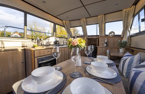 Henley Alquiler De Eote | Knightsdream - Driving - Luxury Boating