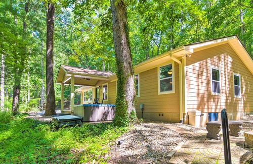 Lynn Casa | 'Knobby Creek Cottage' w/ Hot Tub & Grill!