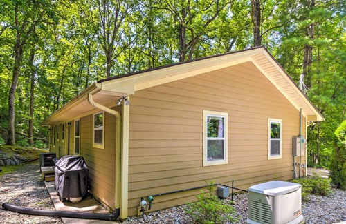 Lynn Casa | 'Knobby Creek Cottage' w/ Hot Tub & Grill!