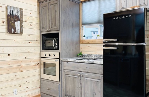 Island Park Casa | Knotty Bear tiny home 20 miles to West Yellowstone. WiFi - BBQ - fully equipped kitchen