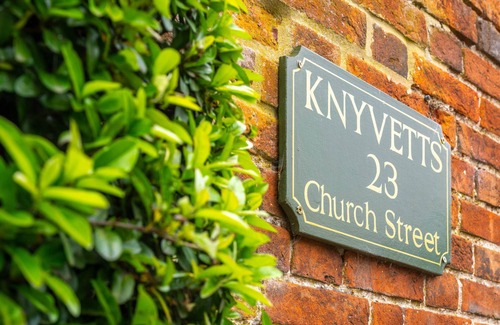 North Creake Casa | Knyvetts: sleeps 6 (3 double beds), pretty garden
