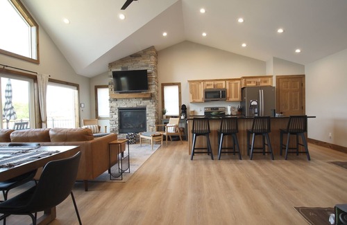 New Lisbon Casa | Kokomo Cabin: Cozy Fires, Family Fun & Lake Views