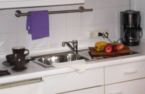 Bad Birnbach Apartamento | Cómodo, apartamento individual con muebles de madera maciza de pino.