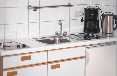 Bad Birnbach Apartamento | Cómodo, apartamento individual con muebles de madera maciza de pino.