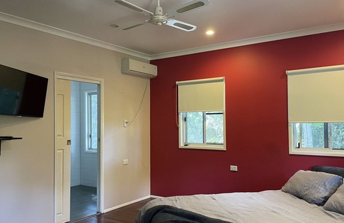 Coonarr Casa | Kookaburra Creekside Retreat- Huge family house backing on to Coonarr Creek