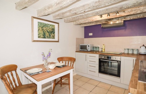 Brecon Cabaña | KOOKY COTTAGE, pet friendly, with open fire in Brecon