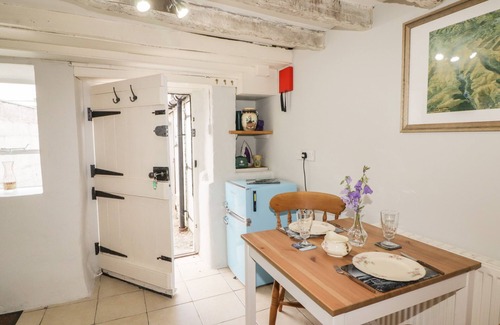 Brecon Cabaña | KOOKY COTTAGE, pet friendly, with open fire in Brecon